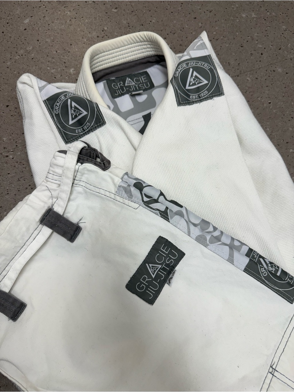 Men's Gracie Jiu-jitsu White BJJ Gi Pants & Jacket, Abstract Pearl, size A3